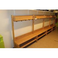 2 houten kinderkapstokken vv zitbank, afm plm 4x1,25m en 2x1,25m (zonder zijsteun)